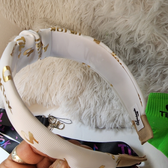 TikTok Ribbon Headband Lanyard and Neon Socks Bundle - Picture 5 of 10